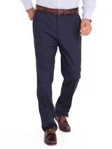 Pantalón de gabardina azul marino con tratamiento antiarrugas, corte modern fit, tiro medio, bolsillos laterales y traseros.