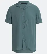Camisa celeste de viscosa, corte regular, con cuello clásico, botones frontales, mangas cortas y bolsillo en el pecho.