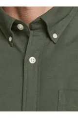 Camisa casual de manga larga color verde militar, con cuello abotonado y corte slim fit.