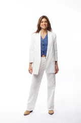 Blazer blanco de algodón con elastano y forro de poliéster.