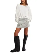 Buzo blanco de tejido térmico de algodón con textura. Tiene escote redondo ancho, mangas dolman caídas con puños elastizados, costuras expuestas y dobladillo con banda.