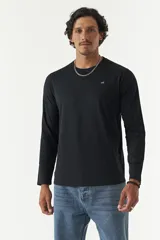 Remera de manga larga color marrón con cuello redondo y logo bordado en el pecho.
