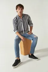 Camisa de mangas largas con estampado a rayas verticales en tonos verde oliva, blanco y azul. Corte regular y logo bordado en el pecho. Confeccionada en viscosa.