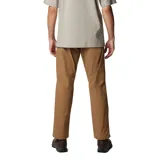 Pantalón de trekking color verde oliva, con corte recto, bolsillos laterales y traseros con cierre, rodillas articuladas y tejido repelente al agua.