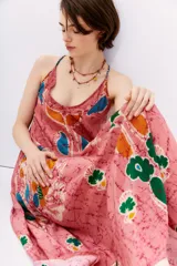 Vestido largo con escote en V, confeccionado en viscosa estampada y breteles trenzados.