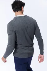 Sweater gris melange de tejido de punto con escote en V y mangas largas.