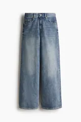 Pantalón de jean azul de tiro alto, corte wide leg y cinco bolsillos.