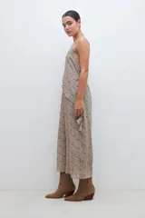 Maxi vestido con estampado floral multicolor, con breteles finos y volado en el ruedo.