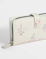 Billetera de cuerina color crema con estampado de flores y cierre con broche a presión.