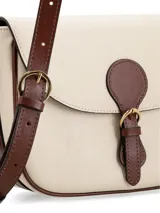 Cartera bandolera de cuero color marrón con textura tipo cocodrilo, cierre con hebilla y broche a presión, logo metálico en el interior y bolsillo interno con cierre.