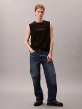 Musculosa negra de algodón y lino con cuello redondo y logo de Calvin Klein multicolor estampado en el pecho.