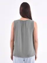 Blusa color verde oliva, sin mangas y con escote en V.