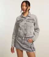 Minifalda de jean con efecto mármol, trabillas en la cintura, bolsillos cargo laterales con lazo y hebilla.