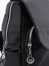 Mochila negra con textura granulada, solapa frontal y cierre de cordón ajustable. Cuenta con bolsillos laterales, asa superior y un detalle de dije plateado en el cierre lateral.