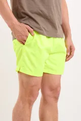 Short de baño verde liso con cintura elástica.