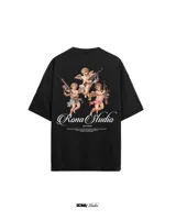 Remera blanca de algodón con cuello redondo y mangas cortas. Estampado en la espalda con ángeles armados y el logo de la marca.