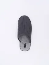 Pantuflas cerradas de hombre color gris con interior de piel sintética.