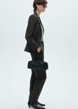 Pantalón de vestir gris oscuro con finas rayas verticales, tiro medio, corte recto y largo.