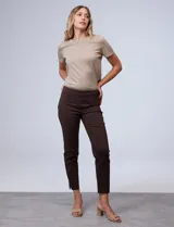 Pantalón de gabardina elastizada azul marino, marca Zac & Rachel, de corte recto, pretina ancha pespunteada y largo al tobillo. Tiene bolsillos simulados.