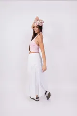 Pollera larga color blanco, con volados en el ruedo.