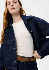 Campera de jean azul, con cierre frontal y cuello clásico, de corte recto y mangas largas.
