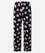 Conjunto de pijama americano largo, confeccionado en viscosa estampada con diseño de perros. Incluye una camisa de manga corta con cuello y botones, y un pantalón largo con cintura elástica.