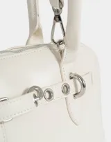 Cartera bowling color blanco crudo de cuerina, con doble asa corta de mano, cierre superior y asa larga regulable y desmontable.