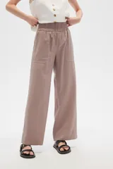 Pantalón blanco de viscosa, de corte recto y tiro alto, con bolsillos laterales y cintura elástica.