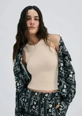 Musculosa color beige de tela acanalada, corte ajustado y cuello redondo.