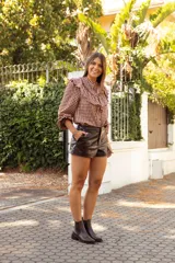 Botinetas estilo Chelsea de cuero vacuno con textura grabada tipo reptil. Presentan paneles laterales elásticos, punta almendrada y taco bajo cuadrado de madera.