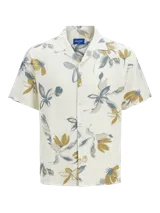 Camisa de manga corta con estampado floral en tonos beige y celeste, cuello resort y cierre con botones.