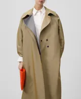 Gabardina larga color beige con interior gris, de tejido a rayas verticales. Tiene mangas largas amplias, cierre frontal cruzado con botones, bolsillos delanteros y aberturas laterales.