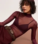 Blusa de tule color borgoña, de cuello alto y manga larga.