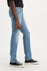 Pantalón de jean de corte slim fit, color celeste claro con desgaste en los muslos.