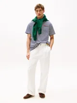 Remera de algodón a rayas horizontales azules y blancas, con cuello redondo azul y logo de Tommy Hilfiger en el pecho.