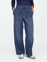 Pantalón de jean de pierna ancha con cintura elastizada y cordón de ajuste.
