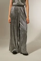 Pantalón plateado de poliéster plisado, corte ancho y tiro alto.