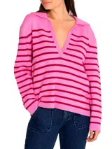 Sweater de punto color crema con rayas horizontales negras, cuello polo con escote en V y mangas largas.