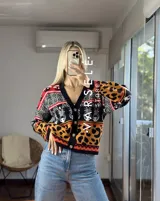 Cárdigan de punto con estampado de cebra y manchas de leopardo en tonos marrón, amarillo y rosa.