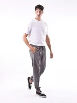 Pantalón deportivo gris, con ajuste en la cintura y puños en los tobillos.