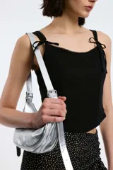 Top burdeos con breteles finos con lazos y escote con puntilla.