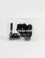 Set de accesorios para el pelo que incluye seis horquillas negras, un scrunchie negro, cincuenta gomitas de silicona negras y un cepillo negro.