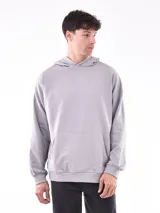 Hoodie gris claro de corte holgado, con capucha y bolsillo tipo canguro. Confeccionado en algodón.