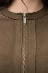 Chaqueta corta de simil gamuza color verde oliva, con cuello redondo y cierre frontal completo.