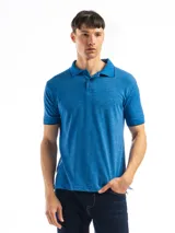 Remera polo azul con cuello clásico de tres botones y mangas cortas con ribete negro. Logo bordado en el brazo izquierdo.