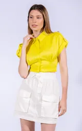 Minifalda negra de corte recto con cintura elástica ajustable con cordón y bolsillos tipo cargo con solapa.