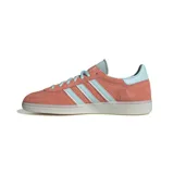 Championes Adidas Handball Spezial, color salmón con detalles en celeste.