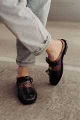 Zueco de cuero color crudo con detalle de flecos y pieza central en cuero snake.