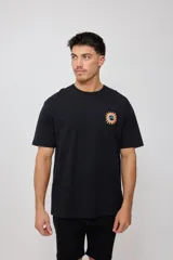 Remera negra de algodón con estampado en la espalda con el logo de Rusty Surf Company en forma de sol con motivos tribales en colores pastel.