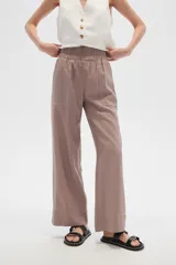 Pantalón blanco de viscosa, de corte recto y tiro alto, con bolsillos laterales y cintura elástica.